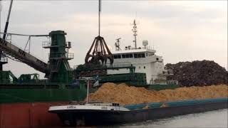 schepen laden en lossen in de haven in dordrecht