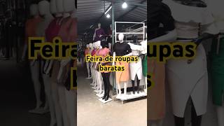 Olha só essa enorme feira de roupas