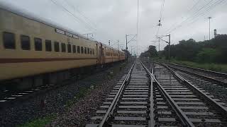 12129 Pune Howrah Azad hind bolts past baikunth on a rainy day at full mps. Use 🎧 for track sounds.