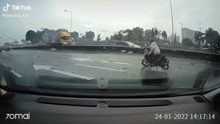 VIDEO PENUNGGANG MOTOSIKAL NYARIS MAUT DILANGGAR LORI