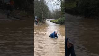 Unusual day at Rufford Ford ￼#rufford #ruffordford #flood #flooded #ohno #entertainment