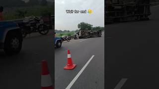 tamato se bhara truck ka accident😥#youtube #youtubeshorts #accidenttruck #ytshorts #shorts