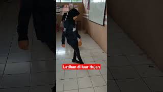 Kaca jendela pecah satu.. 😂 Latihan dalam ruangan #shorts #viralvideo #sports