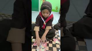 Menyusun puzzle garuda Pancasila kelas 1 B