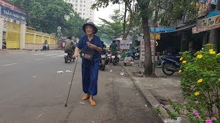 Cụ bà bán vé số bị con trai bỏ rơi chỉ dám ăn cơm với 1 quả hột vịt