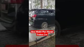 Mobil plat merah trabas jalan cor baru