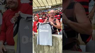 Ídolo dentro e fora de campo, Hulk dá camisa a torcedor do Flamengo no Maracanã. 📽 Gledson Chaves