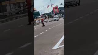 VIDEO: LELAKI MAIN BESI SIGNBOARD DI TENGAH JALAN