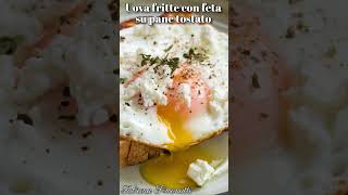 Uova fritte con feta su pane tostato 🥖​🍳