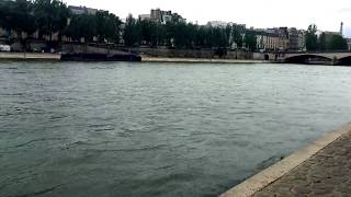 Weird Object spotted in Seine River