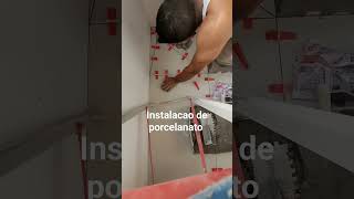 instalação de porcelanato no banheiro