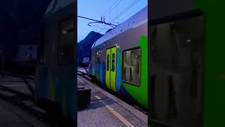 treno in partenza a Mezzolombardo