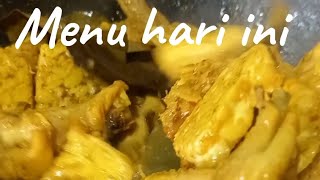 Menu hari ini ayam dan tempe goreng beserta sayur asem #sayurasem #ayamgoreng #pamulangfoodies