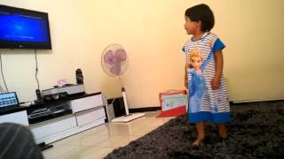 Khansa Nyanyi Frozen