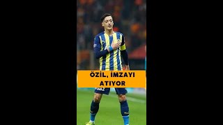 Mesut Özil imzayı atıyor