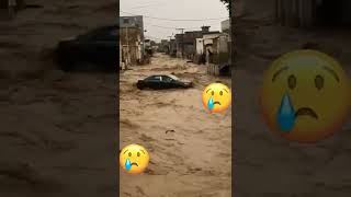 Karachi | A Toyota Corolla | Saloon | Flowing into Drain | کراچی سیلابی ریلے میں کار ڈرائیور کے ساتھ