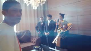 Sesi foto wisuda Universitas Sam Ratulangi di Hotel Sutan Raja Kotambagu.