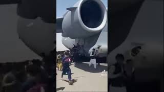 A video shows two people falling off a plane mid air in kabul airport in Afghanistan 🇦🇫