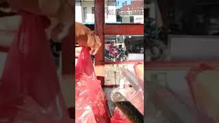 melayani pembeli kfc#shortvideo #food#friedchicken