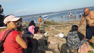 Warga Mengisi Waktu Liburan Ke Pantai Merayakan Hari Raya Umanis Galungan