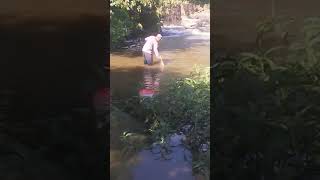 venha ver meu amigo jogando a tarrafa pra ver si pega peixe