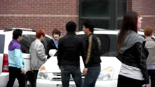 [fancam] 110429 SHINee get on car @ Seoul Women's University recording