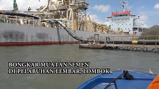 Kapal Bongkar Muatan Semen Di Lembar, Lombok