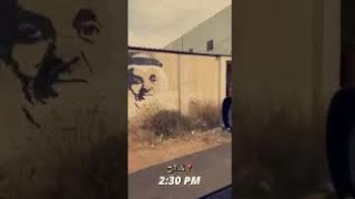 فنان يرسم في شوارع السعودية