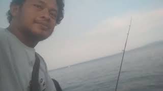 Ternyata Mancing Di Tepi Pantai Bikin Suasana Relaks