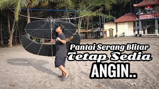 Pelayang piknik Seser Angin di Pantai Serang Blitar