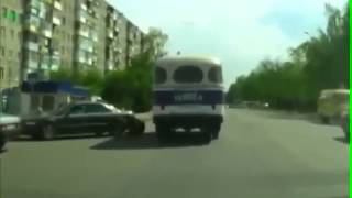 ЖЕСТЬ! Мужик прыгнул из автобуся