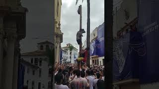 People trying to pick the ham on top #latomatina #spain #2024 #food #festival #tomatofestival(5)