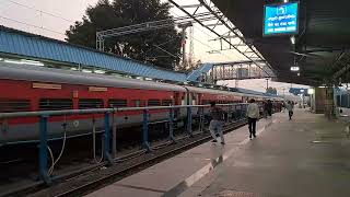 Lingampalli-Chattrapati Shivaji Maharaj Terminus Mumbai Devgiri Express Arriving Nizamabad Jn