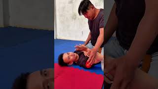 Cách Khống Chế Khi Bị Đè Lên Người Tát #vothuat #kungfu #tuve #shorts