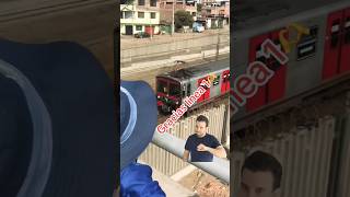 Tren eléctrico hace feliz a niño