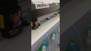 Proses cutting kisscut stiker RDS Maxdecal laminasi gloss #sticker #rdsmaxdecal #kisscut #printcut