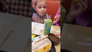 Саша рассказывает, что полезно, а что нет в Burger King. #belarus #kids #minsk #burger #family #girl