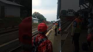 KA Commuter line Garut menaikan penumpang di stasiun rendeh