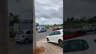 Caminhão com batata frita congela tomba e carga é saqueada na BR-101