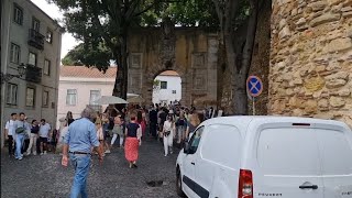 Subindo a pé para o castelo São Jorge em Lisboa portugal