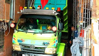 Mobil TRUK HINO Pengangkut Tanah FULL BAK Menggunung, Bongkar Muatan Dilokasi Sempit, KNALPOT CUNG