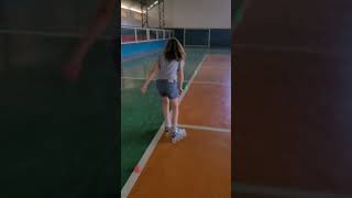 Manu aprendendo slalom com patins inline