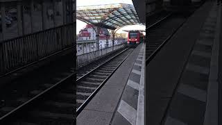 Einfahrt dieselzug am Kölner Hauptbahnhof