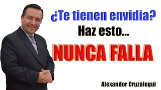 ¿Qué DEBES hacer si TE TIENEN ENVIDIA? Esta estrategia NUNCA FALLA | Alexander Cruzalegui