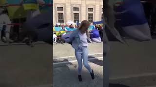 И один в поле воин, девушка перетанцевала митинг