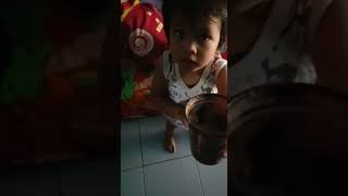 Khadijah dan Humairah makan Es krim. Qodim & Riska