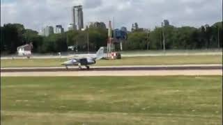 IA-63 Pampa aterrizando en Aeroparque