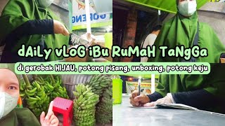 dAiLy vLoG IBU RUMAH TANGGA JUALAN KAKI LIMA DI GEROBAK HIJAU | POTONG PISANG & UNBOXING PAKETAN