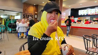 Makan ice cream KFC di depan stasiun KRL Bogor‼️harga Murmer cuma Rp 5000 saja dan rasa nya enak👍