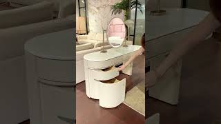 Apakah perasaan apabila meja solek yang elegan ini diletakkan di rumah anda?#vanity #dressingtable